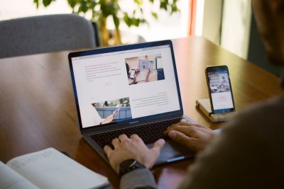 Nederlanders openen bijna de helft van zakelijke e-mails